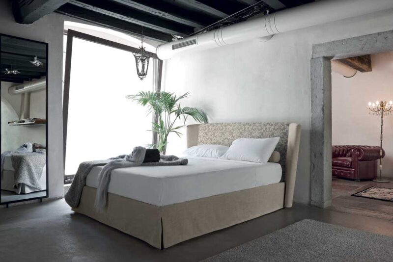 Aria - Letto matrimoniale moderno e signorile imbottito in tessuto o ecopelle