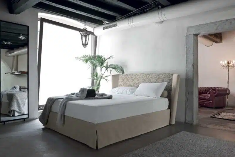 Aria - Letto matrimoniale moderno e signorile imbottito in tessuto o ecopelle