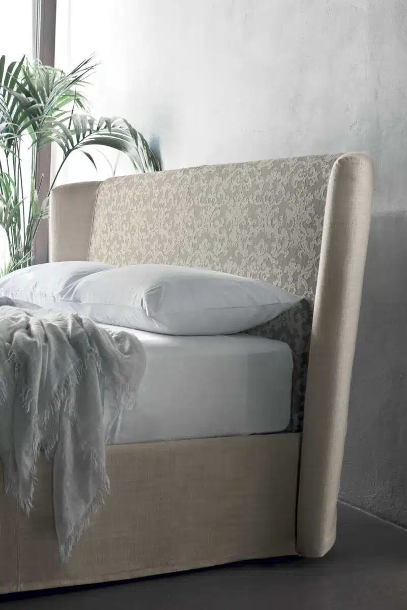 Aria - Letto matrimoniale moderno e signorile imbottito in tessuto o ecopelle