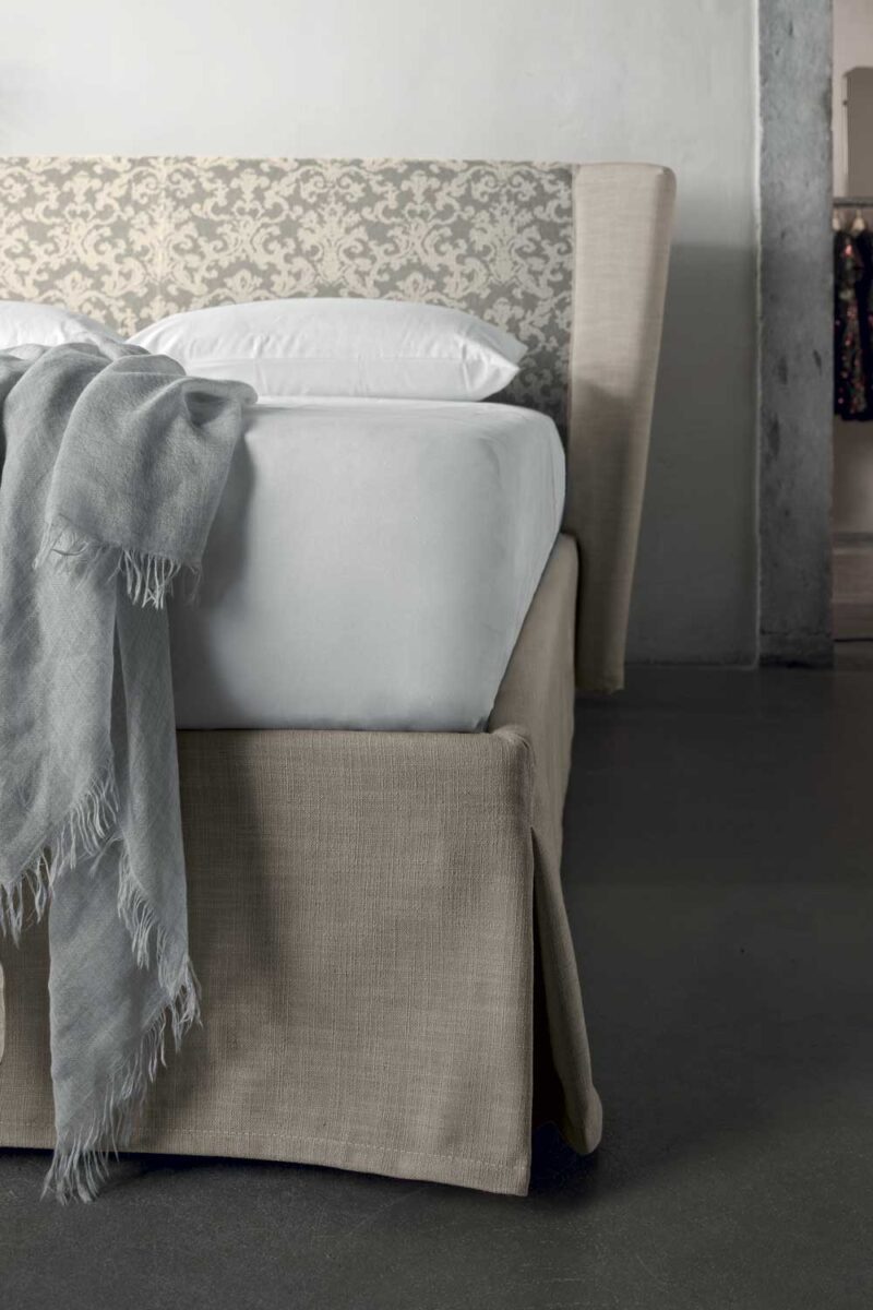 Aria - Letto matrimoniale moderno e signorile imbottito in tessuto o ecopelle
