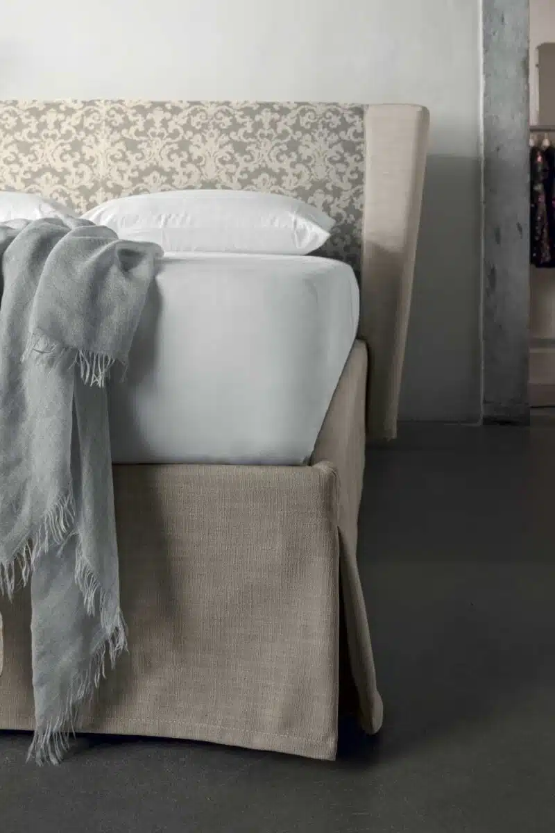 Aria - Letto matrimoniale moderno e signorile imbottito in tessuto o ecopelle