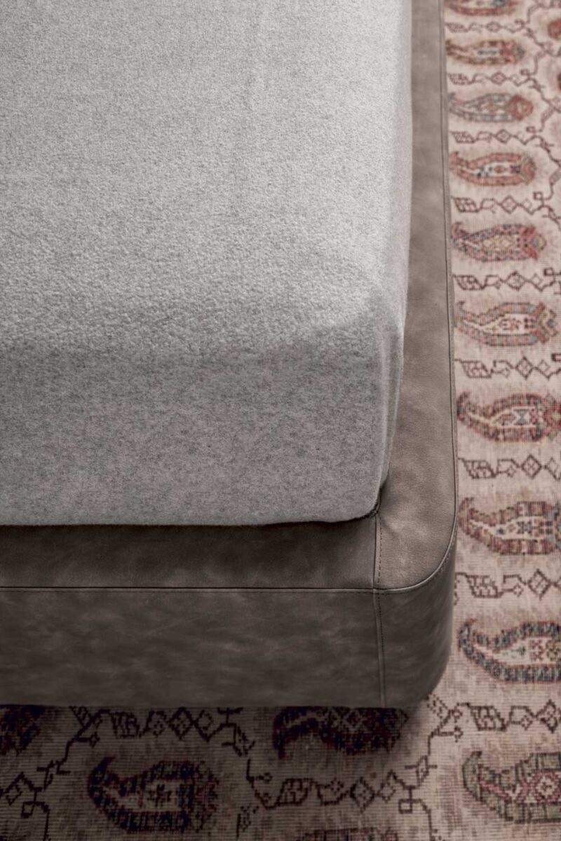 Marin - Letto matrimoniale design dalle linee sinuose imbottito in tessuto o ecopelle