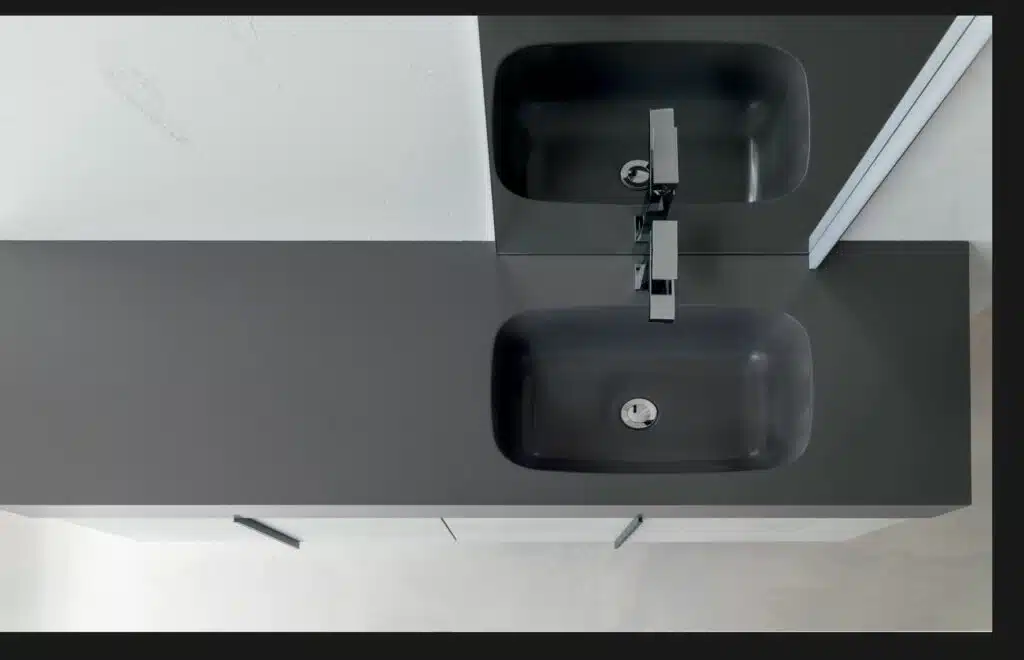 Compab B201 BD007 - Dettaglio piano in Fenix del mobile bagno L 156 cm. Finitura opaca e resistente, arredo di qualità.