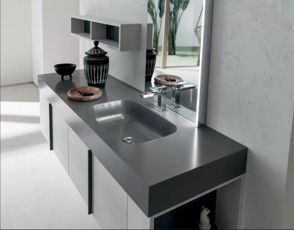 Compab B201 BD007 - Mobile bagno design L 156 cm, vista frontale con lavabo integrato e specchio retroilluminato. Arredo moderno.