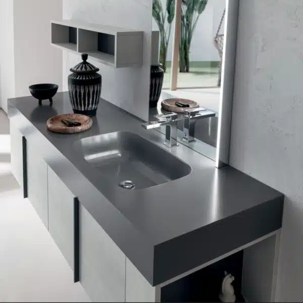 Compab B201 BD007 - Mobile bagno design L 156 cm, vista frontale con lavabo integrato e specchio retroilluminato. Arredo moderno.