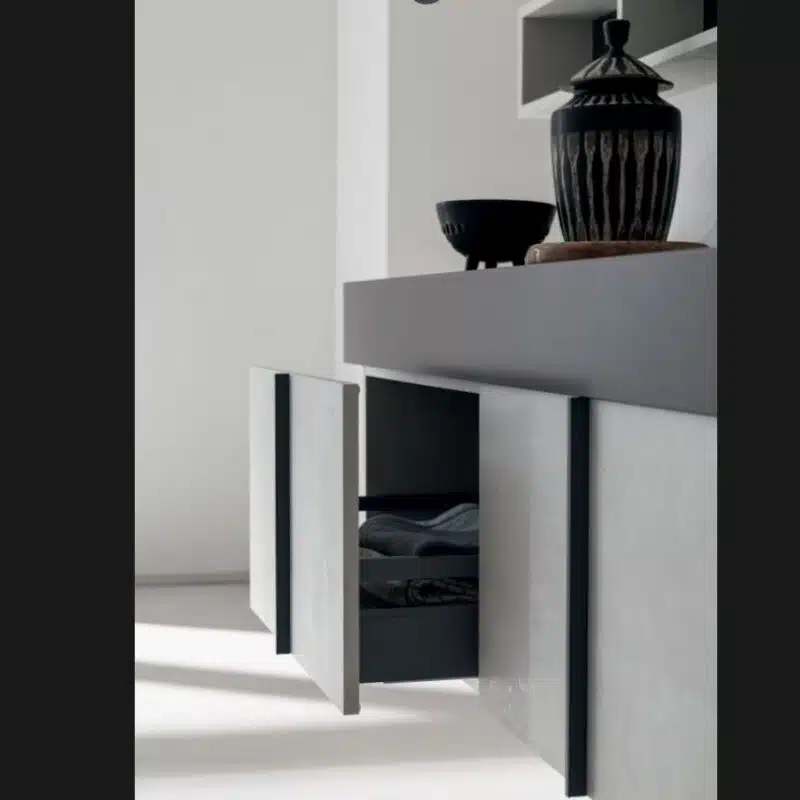 Compab B201 BD007 - Dettaglio maniglia a gola del mobile bagno L 156 cm. Design pulito e moderno, arredo senza tempo.