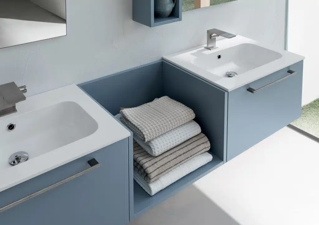 BD016 - Mobile arredo bagno COMPAB doppio lavabo L.171cm, cassetti in legno chiaro. Dettaglio texture e maniglie integrate.