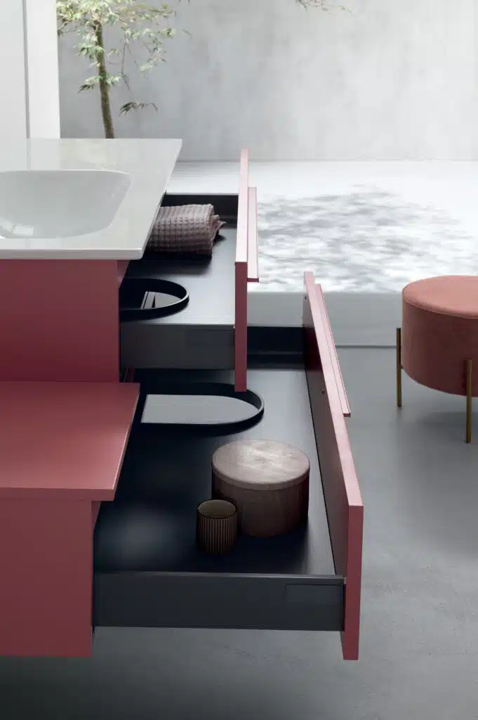 BD017 Mobile bagno design COMPAB, ambientazione moderna con specchio e rubinetteria, tonalità neutre