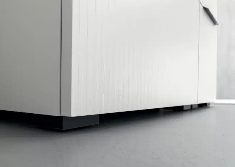 BD029 - Dettaglio anta mobile bagno COMPAB, finitura materica. Qualità manifatturiera, design italiano.