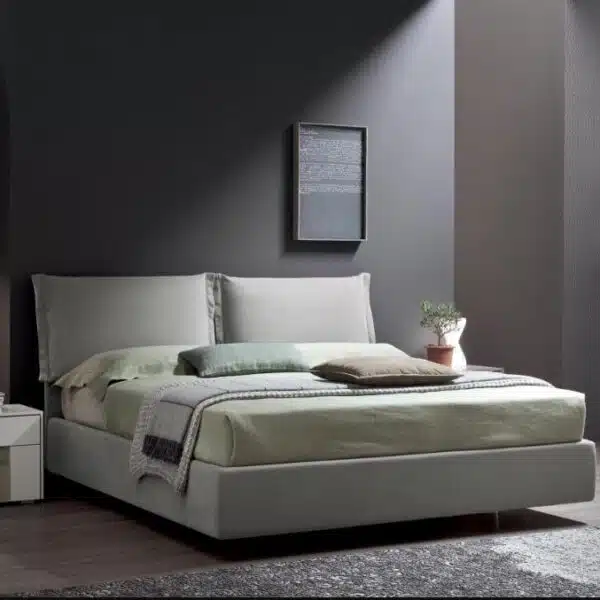 Letto Matrimoniale Lola Maronese: design moderno con contenitore, vista frontale in camera da letto.