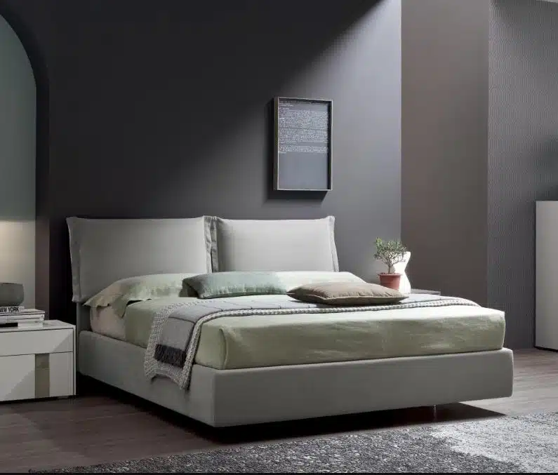 Letto Matrimoniale Lola Maronese: design moderno con contenitore, vista frontale in camera da letto.