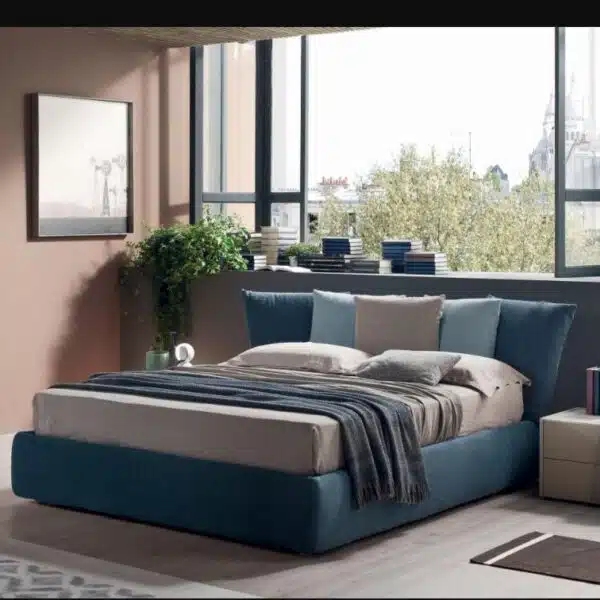 Letto Matrimoniale Ninfea Maronese: design moderno italiano, vista frontale in camera da letto contemporanea.