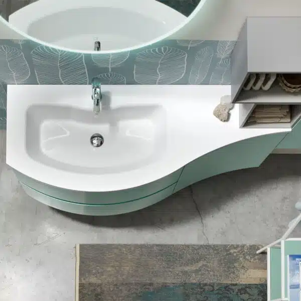 Mobile bagno curvo Arcom Soul 11 in ambiente bagno moderno con finitura laccata opaca e lavabo in mineraguss.