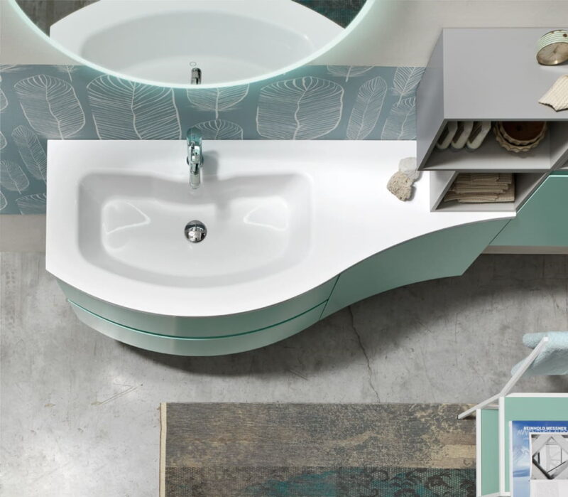 Mobile bagno curvo Arcom Soul 11 in ambiente bagno moderno con finitura laccata opaca e lavabo in mineraguss.