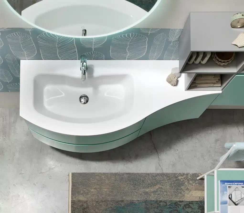 Mobile bagno curvo Arcom Soul 11 in ambiente bagno moderno con finitura laccata opaca e lavabo in mineraguss.