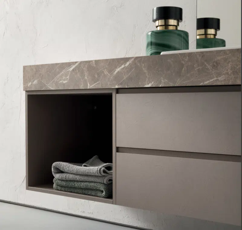 Compab BG004 - Mobile bagno moderno L.156cm, vista angolare, top design, ante e cassetti, rubinetteria cromata.