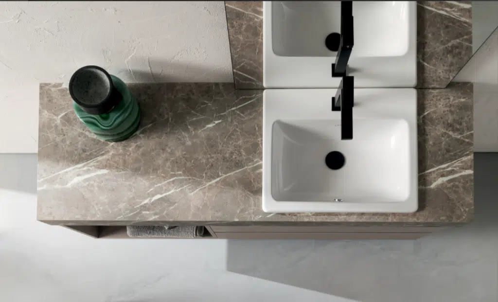 Compab BG004 - Mobile bagno sospeso L.156cm, interni cassetti organizzati, finitura legno scuro, design minimalista.