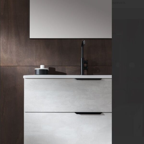UP012 Mobile bagno design COMPAB: dettaglio fianco, finitura materica, maniglia a gola. Arredamento moderno.
