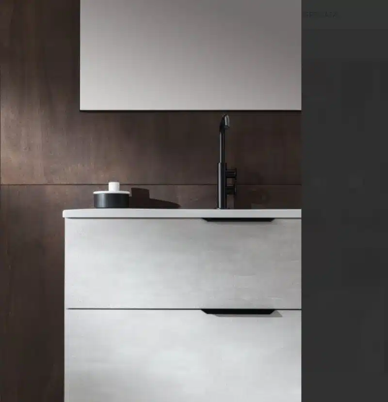 UP012 Mobile bagno design COMPAB: dettaglio fianco, finitura materica, maniglia a gola. Arredamento moderno.