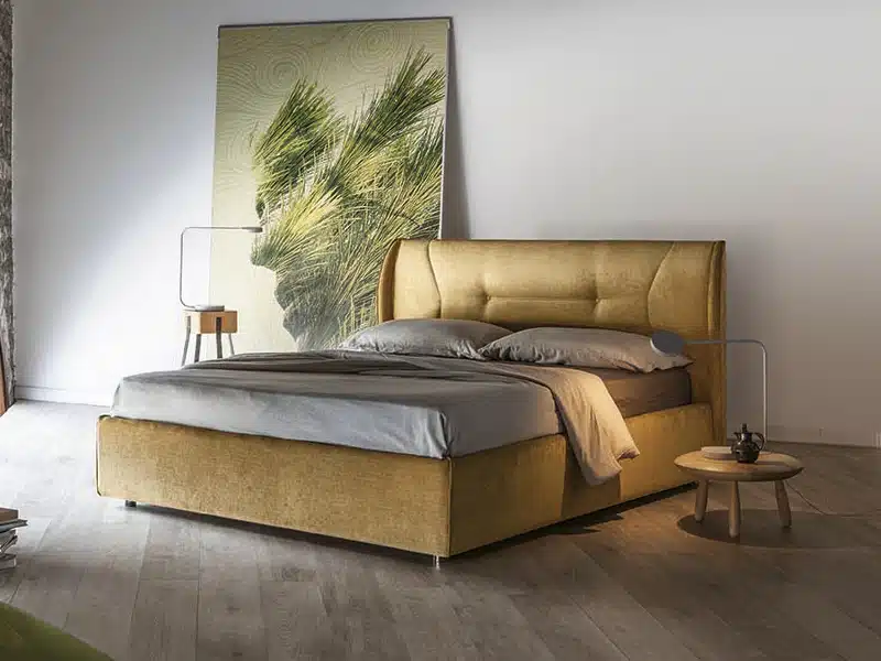 Letto Matrimoniale Demetra RigoSalotti: design moderno imbottito, vista frontale in camera da letto contemporanea.