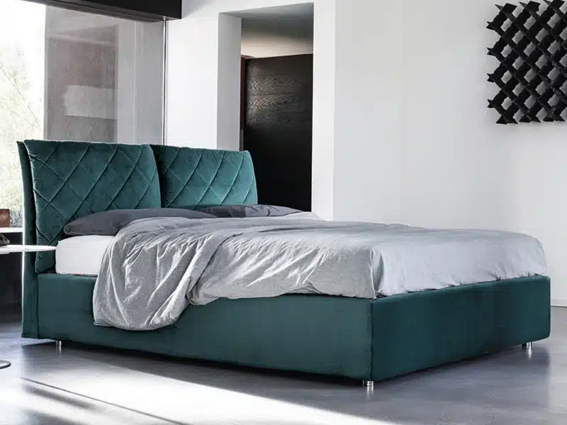 Letto Matrimoniale Geremy RigoSalotti: testiera trapuntata design, vista frontale camera da letto moderna.
