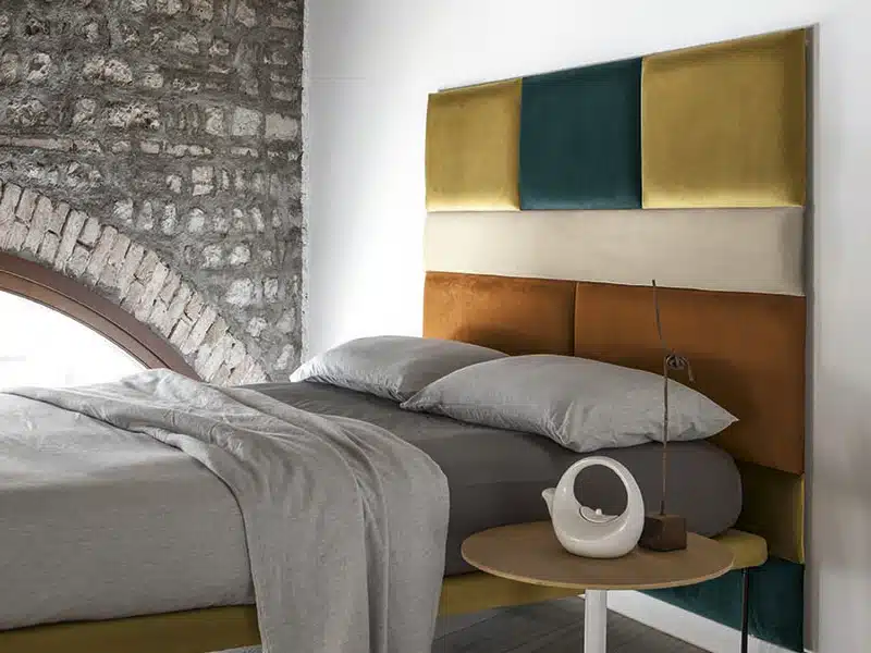 Letto Matrimoniale Tetris RigoSalotti – testiera imbottita design modulare, dettaglio tessuto e cuciture.