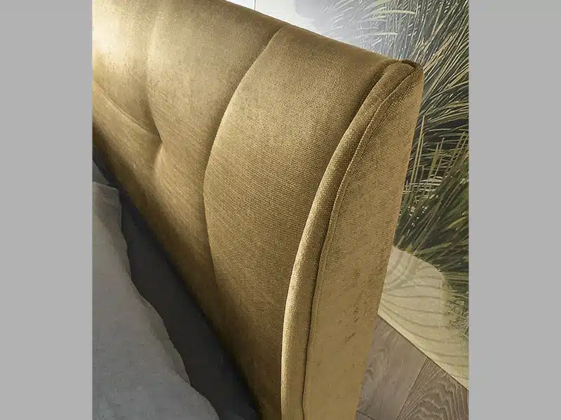 Dettaglio testiera letto matrimoniale Demetra RigoSalotti: design imbottito con cuciture orizzontali, texture tessuto.