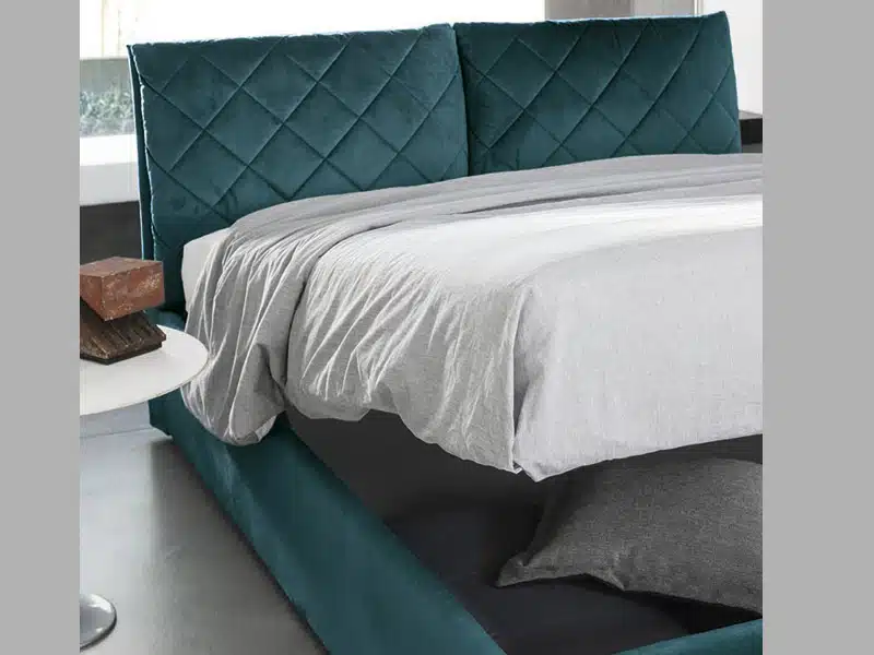 Dettaglio testiera trapuntata letto Geremy RigoSalotti: lavorazione accurata, design elegante, tessuto di qualità.