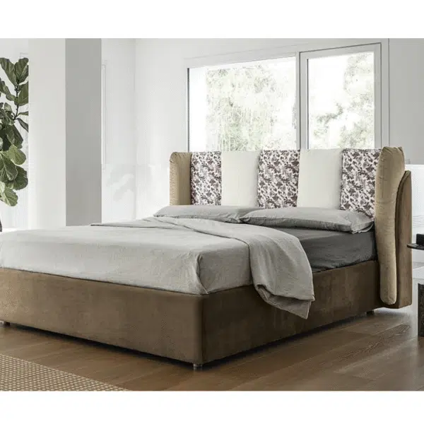 Letto Diadema con testiera a tubi verticali in camera moderna