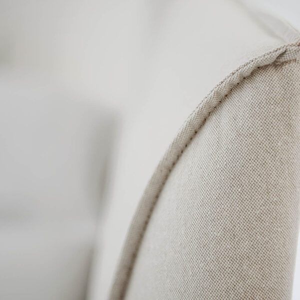 Rigo Salotti Karim: letto matrimoniale moderno imbottito curvo, vista frontale, design elegante camera da letto.