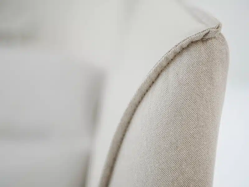Rigo Salotti Karim: letto matrimoniale moderno imbottito curvo, vista frontale, design elegante camera da letto.