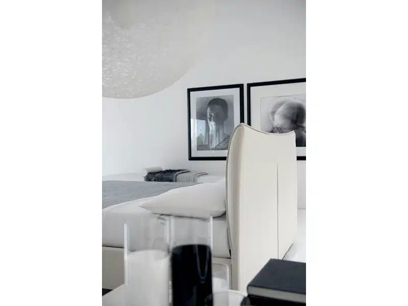 Rigo Salotti Karim: letto imbottito curvo, ambientazione, finiture pregiate, arredamento contemporaneo.