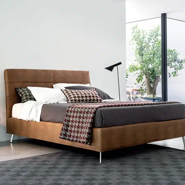 Corallo - Letto matrimoniale RigoSalotti con testiera trapuntata, vista frontale in camera da letto moderna