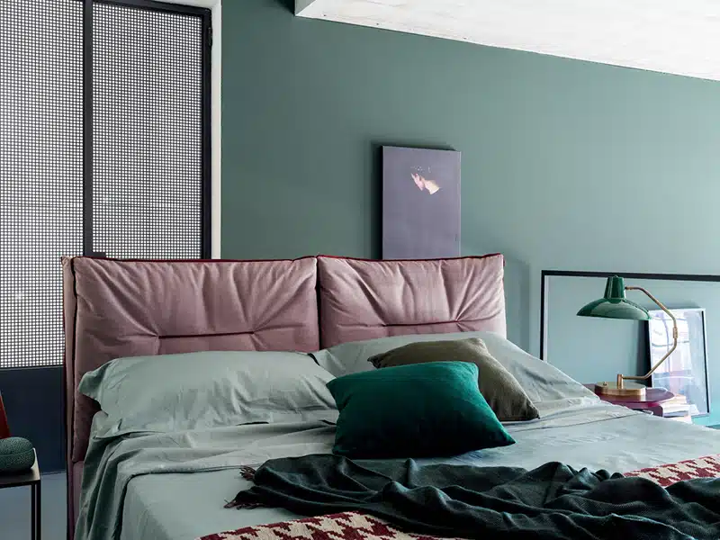 Letto Matrimoniale Imbottito Genesi RigoSalotti - design italiano, vista frontale in camera moderna.