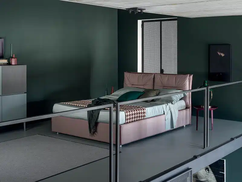 Letto matrimoniale imbottito Genesi RigoSalotti in ambientazione di lusso, design elegante.