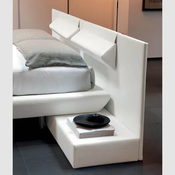 Letto Matrimoniale Moderno Kube Rigo Salotti, panca lunga, design contemporaneo, camera da letto elegante, vista frontale.