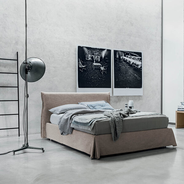 Rigo Salotti Sajo: letto matrimoniale moderno imbottito, vista frontale. Design contemporaneo, ideale per camera da letto.