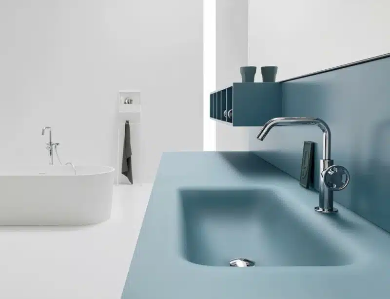 Mobile bagno Arcom Gold 04, lavabo integrato azzurro moderno, rubinetto cromato.