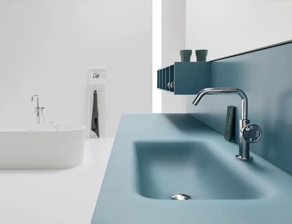 Mobile bagno Arcom Gold 04, lavabo integrato azzurro moderno, rubinetto cromato.