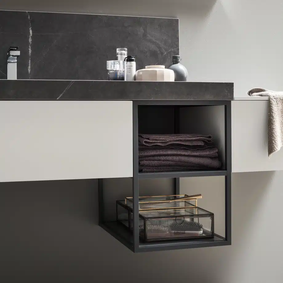 Mobile bagno Arcom Pollock 67 - design italiano, ambientazione bagno con specchio e illuminazione integrata