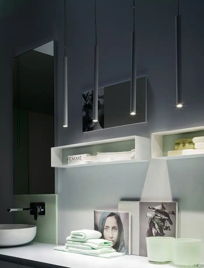 Mobile bagno moderno Arcom Soul 10, design minimale, toni freddi, mensole e specchi.