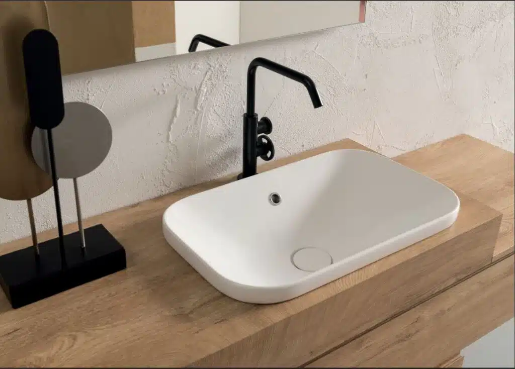 Mobile bagno Compab BG007, lavabo ceramica moderno. Dettaglio finitura legno chiaro e maniglia integrata. Arredamento bagno design.