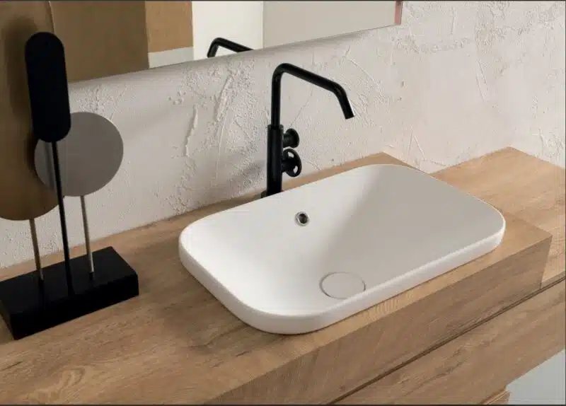 Mobile bagno Compab BG007, lavabo ceramica moderno. Dettaglio finitura legno chiaro e maniglia integrata. Arredamento bagno design.