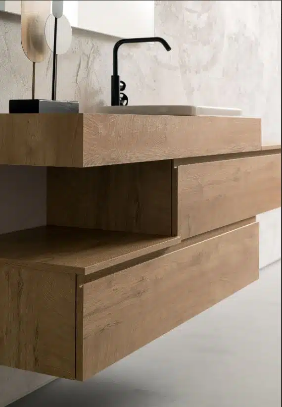 Compab BG007 Mobile Bagno con lavabo ceramica, ambientazione completa. Specchio e pensili contenitori. Soluzione salvaspazio bagno.