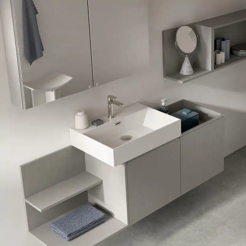 Mobile Bagno Compab BK12 - Ambientazione design contemporaneo, mensole integrate, specchio retroilluminato, tonalità naturali