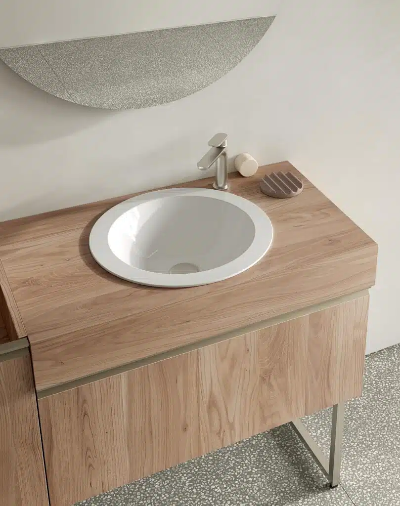 Dettaglio cassetto COMPAB BK13, maniglia a gola, interno organizzato. Soluzioni salvaspazio bagno.