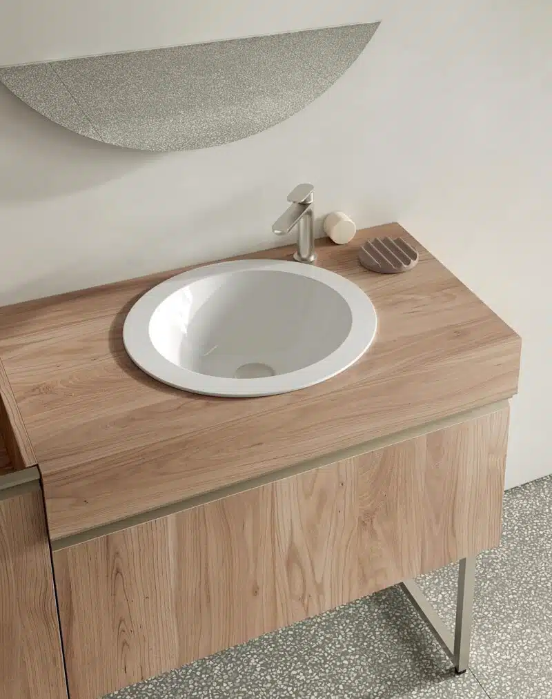 Dettaglio cassetto COMPAB BK13, maniglia a gola, interno organizzato. Soluzioni salvaspazio bagno.