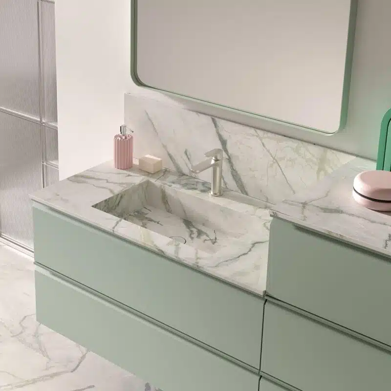 Dettaglio COMPAB BK14: lavabo in ceramica bianca, rubinetto nero opaco e top effetto marmo. Arredamento bagno di design.