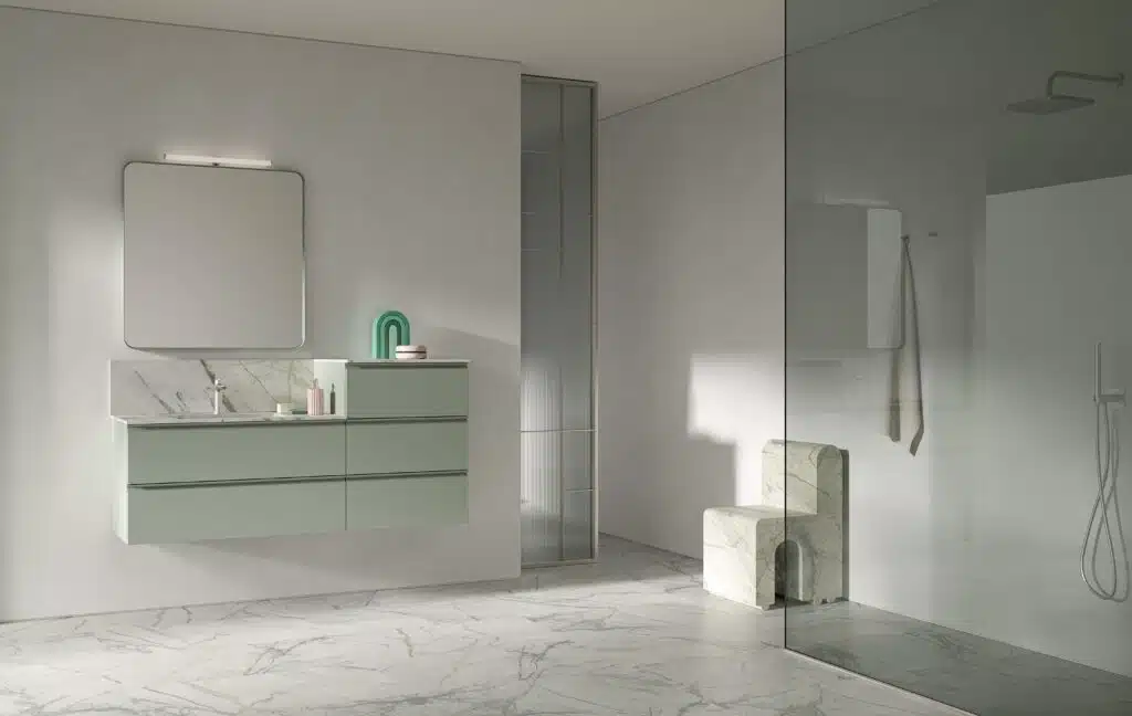 Mobile bagno moderno COMPAB BK14: vista ravvicinata dei cassetti a estrazione totale, organizzazione interna ottimizzata. Arredo funzionale.