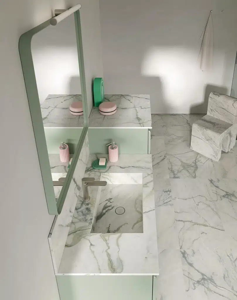 Mobile bagno sospeso COMPAB BK14: vista laterale, cassetti a scomparsa e finitura laccata opaca. Soluzione salvaspazio per bagni moderni.